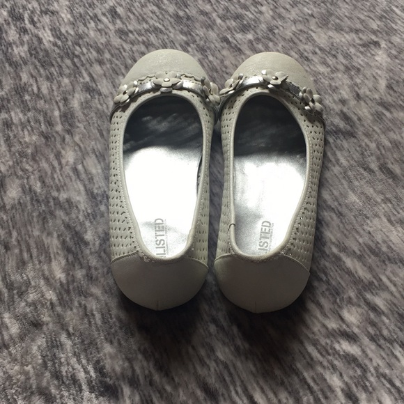 Off-white Dress Flats with Flowers - Picture 3 of 5